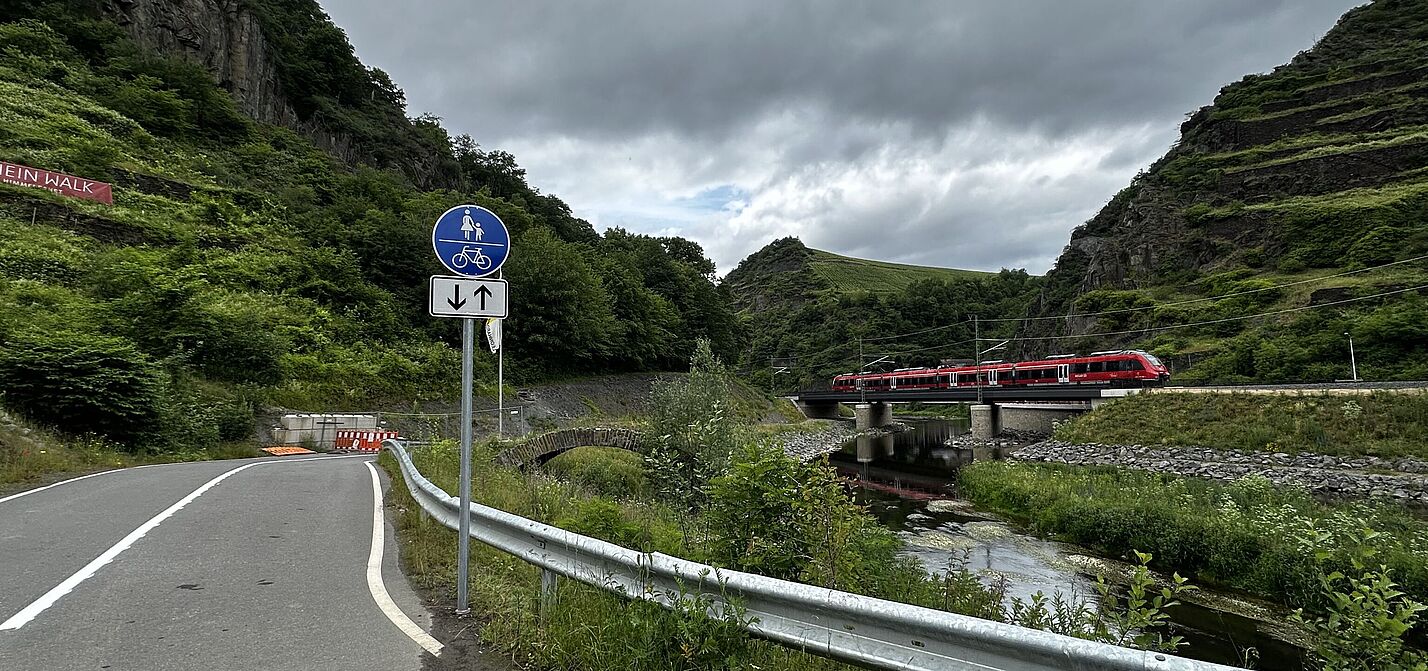 Ahrtal Radweg Neuer geteilter Radweg entlang der Bahnstrecke Ahrtal