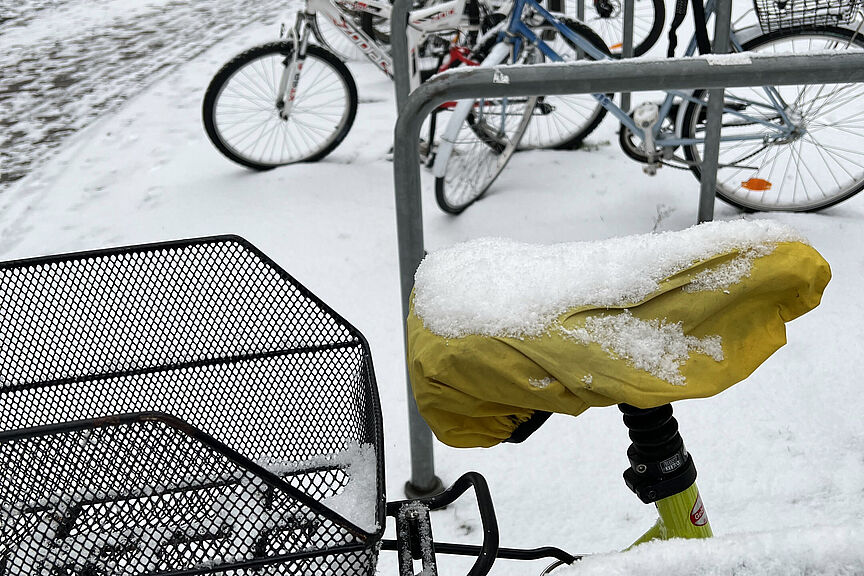 Fahrradständer in der Neustrasse im Schnee Fahrradständer in der Neustrasse im Schnee