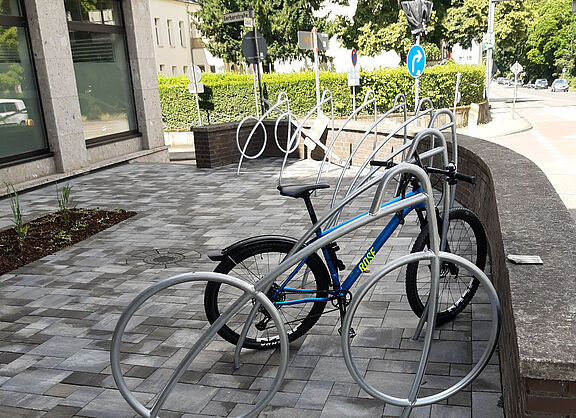 neue, moderne  Radständer am Hallenbad