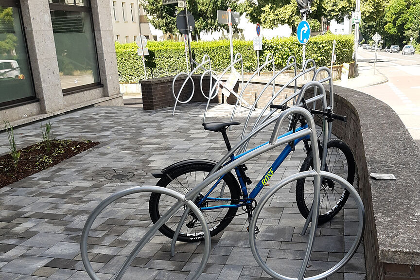 Radstaender_Hallenbad_Trier.jpg neue, moderne Radständer am Hallenbad